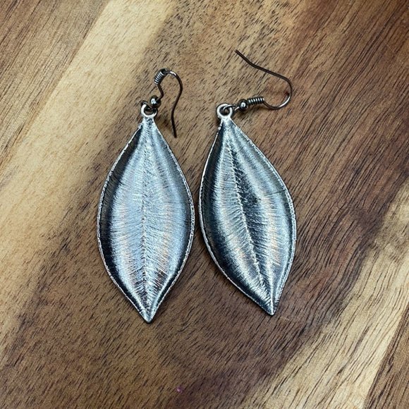 Leaf Earrings metal silver hammered engraved - Picture 2 of 4